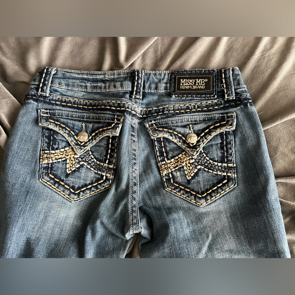 Miss Me Women’s Threaded-Pocket Stitching Mid-Rise Bootcut Womens Blue Jeans